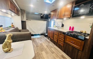 2020 CONVENIENT & EASY TO DRIVE WINNEBAGO CLASS C