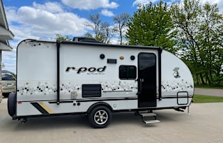 Sleeps 5, lots of upgrades! 600W solar system