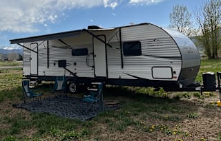 2021 EAST TO WEST Della Terra Bunk House