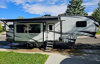 Great 5th wheel to tackle any trip.