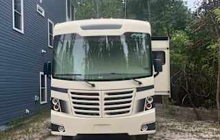 AWESOME well loved RV for family trips !