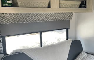 32’ 2023 Forester Sleeps 10 Fully stocked