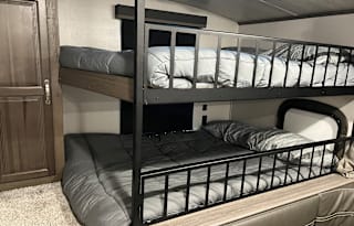Family friendly bunkhouse with a king sized bed!