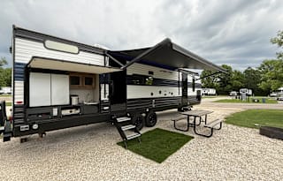 6 beds. Clean. Outdoor Living. Delivered & set-up