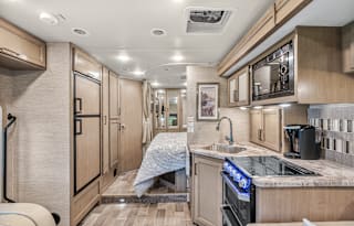 27*NEW* 2022 Thor LUXURY KING Bed, 8 Sleeper,Solar