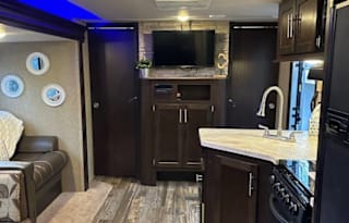 Cozy Cherokee Grey Wolf Limited - Sleeps 10!