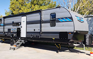 Bunkhouse & Lounge, Fully-Loaded & Turn-key Ready!