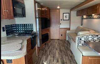 Winnebago 2018 Class A Vista LX 35F in SW Florida