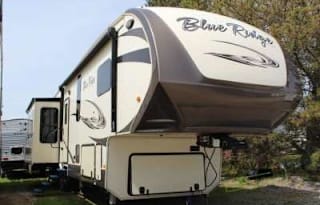 2016 Spacious Blue Ridge Fifth Wheel