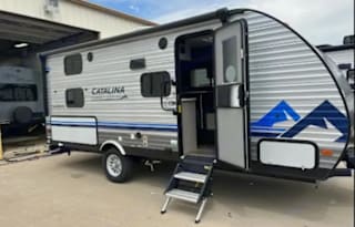 Cat the 2022 Coachmen Catalina Summit 184BHS