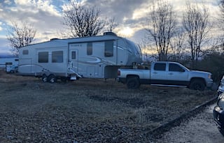 Large Family and Pet friendly Jayco Eagle 5th wheel.