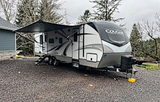 Family friendly bunkhouse with a king sized bed!