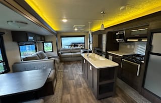 Spacious & Stylish Travel Trailer - Sleeps 5!