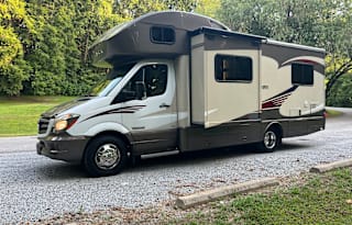 "Golden Nugget" pet friendly, small RV