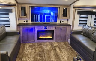 LIKE NEW 2022 Sabre 5th wheel Sleeps 6 1.5 bath