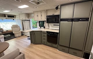 2003 Winnebago Adventurer 38G