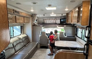 Festival Friendly RV Rental Sleeps 6