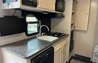 Light and easy Winnebago bunkhouse. Pet friendly