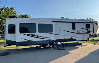 Spacious 5th Wheel for Relaxing with the Family