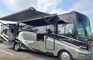 Billie’s RV! King bed - 2 bathrooms!