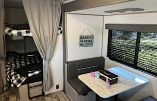 Spotless!  2022  RV Coleman Lantern Series 263BH