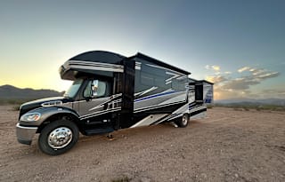 Five-Star Desert Oasis on Wheels!
