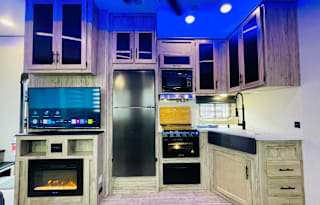 2022 Cherokee Arctic Wolf Fifth-wheel
