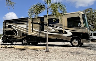 Unique Spacious Luxury RV w/ 2 Bathrooms & Bunk!