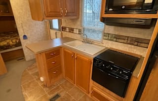 Fully Furnished 32' Cherokee , Pet Friendly