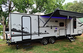 RV Cherokee Black Label 264DBHBL Delivery Only