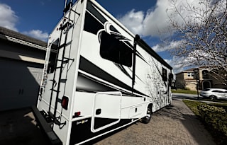 *Roadtrip around FL in this Classy RV! SLEEPS 8!*