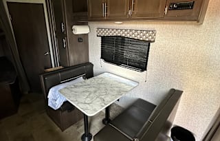2020 Coleman Lantern 215BH Sleeps up to 8!