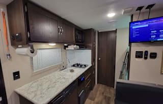 BUNKS☆Queen☆22ft☆Exit 407