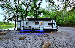 ★Full Size BUNKS★Private Queen Room★Exit 407