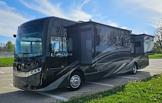Beautiful 2021 Thor Palazzo 37.4 with all you need