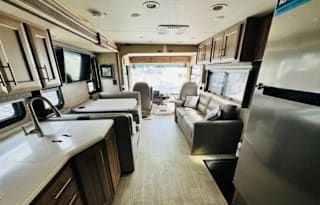 2022 Thor Miramar w/ bunks & WIFI - Red Debbie