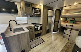 "LEWIS & CLARK"  Sleeps 8 - 1BR + Bunks