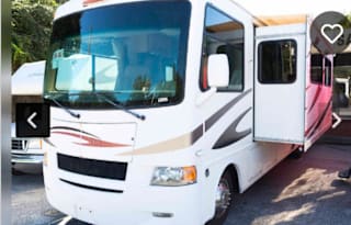 Beautiful 2011 Thor Four Winds Hurricane 32A
