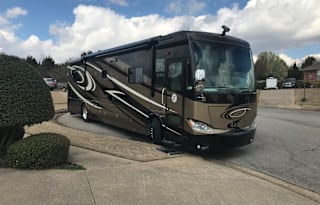 2012 Tiffin Phaeton 40 QTH, Pets and Kids Friendly