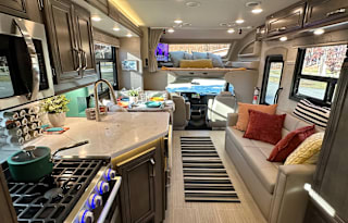 ‘Endeavor’ Loaded with Amenities + Sleeps 10!
