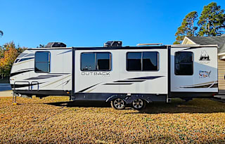 Family & Pet Friendly RV Rental- w/ Bunkhouse!