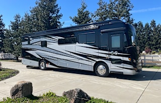 New luxury Tiffin rv for your next adventure!