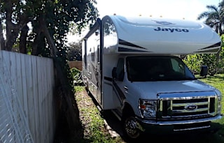 DAWG HOUSE ON WHEELS #2 - 250 miles included / day