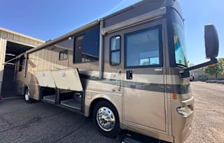 2005 Winnebago Journey 36M