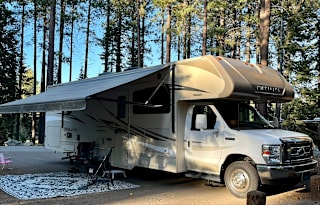 "The Dude" 2017 Winnebago - Minnie Winnie 31G
