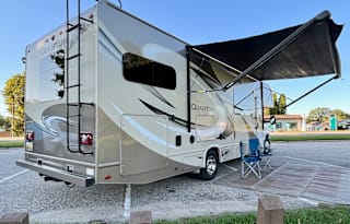 Clean and Spacious 2017 Thor Motor Coach Quantum