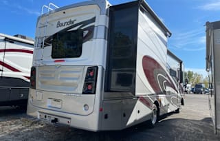 2022 Fleetwood RV Bounder 33C (Brand New)