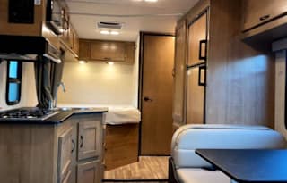23' *NEW* 2021 Tiffin Wayfarer Sleeps 6 WiFi Solar