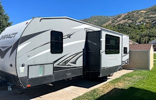 Bumper pull toy hauler