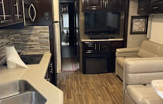 2019 Thor Motor Coach Miramar 37.1